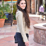 Sexy Latina babe flaunts her sexy ass and beautiful body in yoga pants