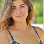 Smoking hot babe Gianna flashes her muff while posing pantyless in public