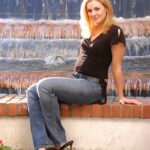 Kinky amateur girl Brianna doffs her jeans and shows her butt and twat