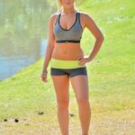 Shorts clad jogger bares all to fill her pussy from the hose after a hot run