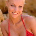 Beauty Zia removes her sexy bikini bottom and flashes her clit on the beach