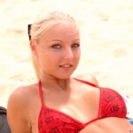 Beauty Zia removes her sexy bikini bottom and flashes her clit on the beach