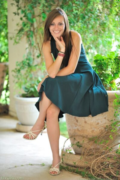 Cute girlfriend Amelia exposes her shaved clam and poses nude in a solo Image #4