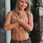 Gorgeous amateur beauty strips her jeans outdoors & spreads her hot teen ass