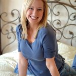 Glamour babe with a beautiful smile Kaitlyn toys her shaved pussy on her bed