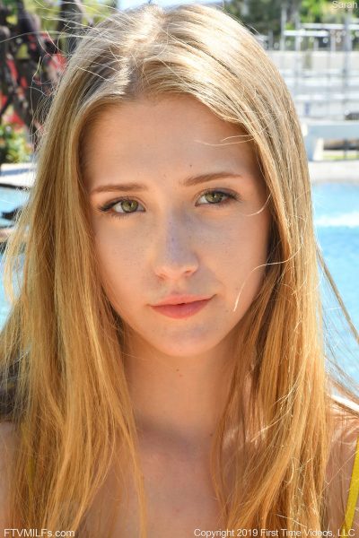 amateur girl fists and dildos her horny pussy after removing booty shorts 15