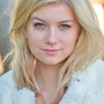 Cute faced teen exposes perfect booty in outdoors upskirt & spreads pussy